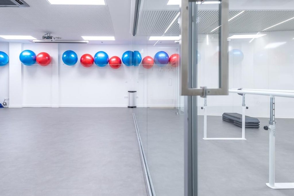 Sala de actividades dirigidas de ASERHCO con fitballs y barra
