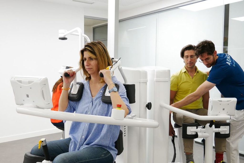 Paciente utilizando una máquina David Health con la supervisión de los profesionales de ASERHCO