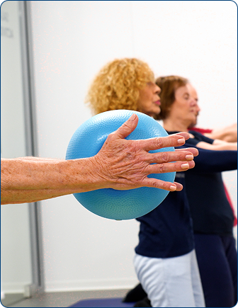 Alumnas trabajando el control postural con una pelota