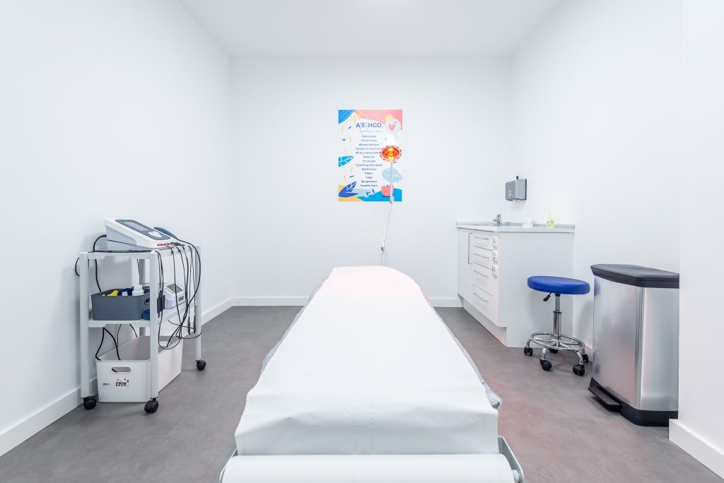 Sala de fisioterapia de ASERHCO con camilla y equipo de tratamiento
