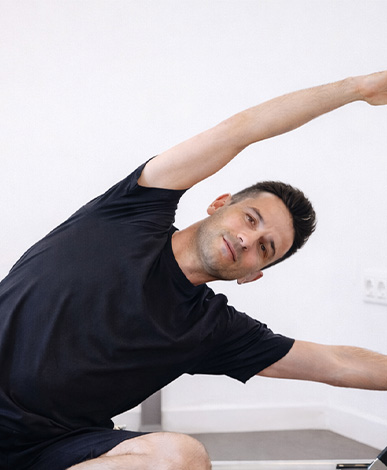 Alumno realizando una inclinación lateral con el brazo extendido