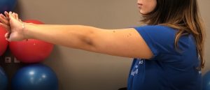 Ejercicio de paravertebrales dorsales con el brazo extendido al frente