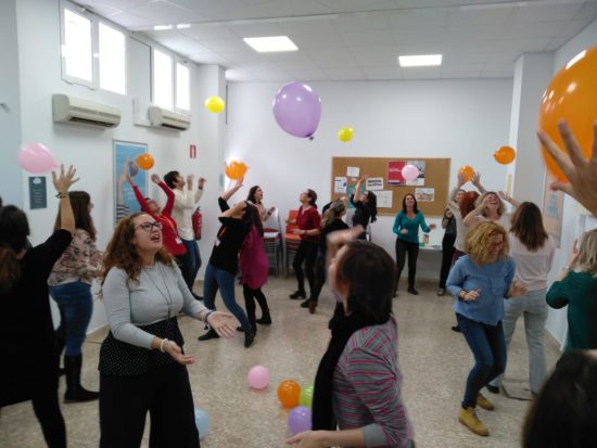 Participantes de un taller de risoterapia jugando con globos