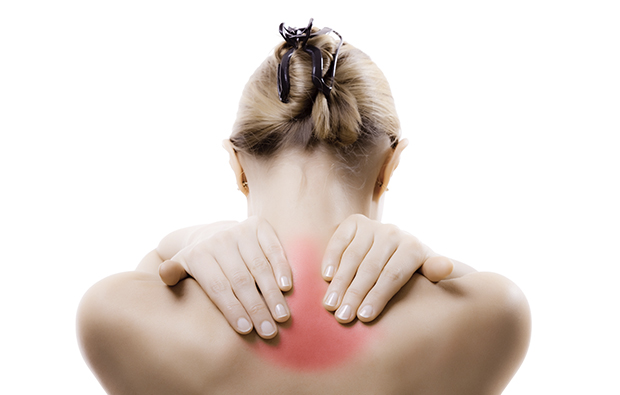 Mujer con tortícolis y dolor de cuello